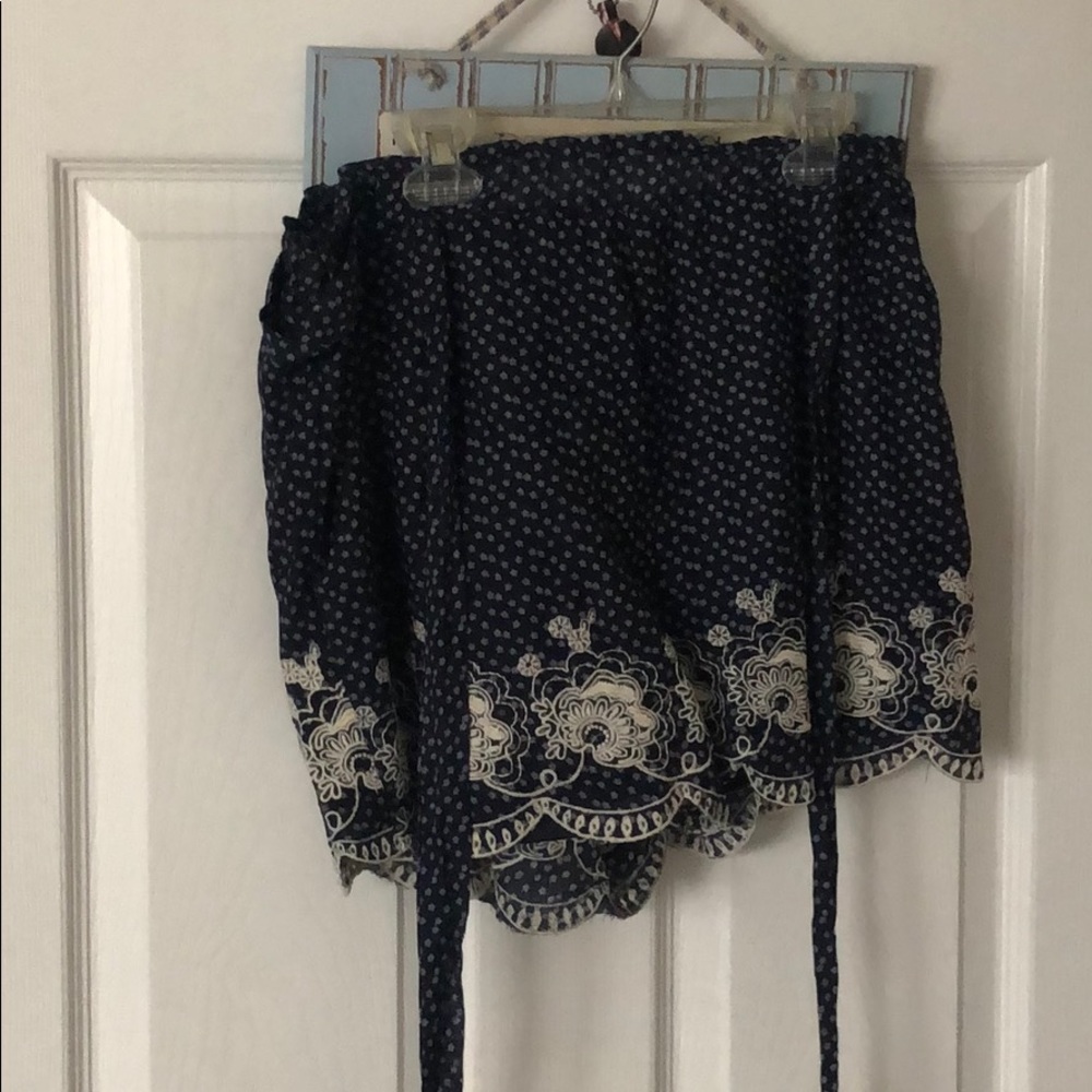 Fluid shorts with tie